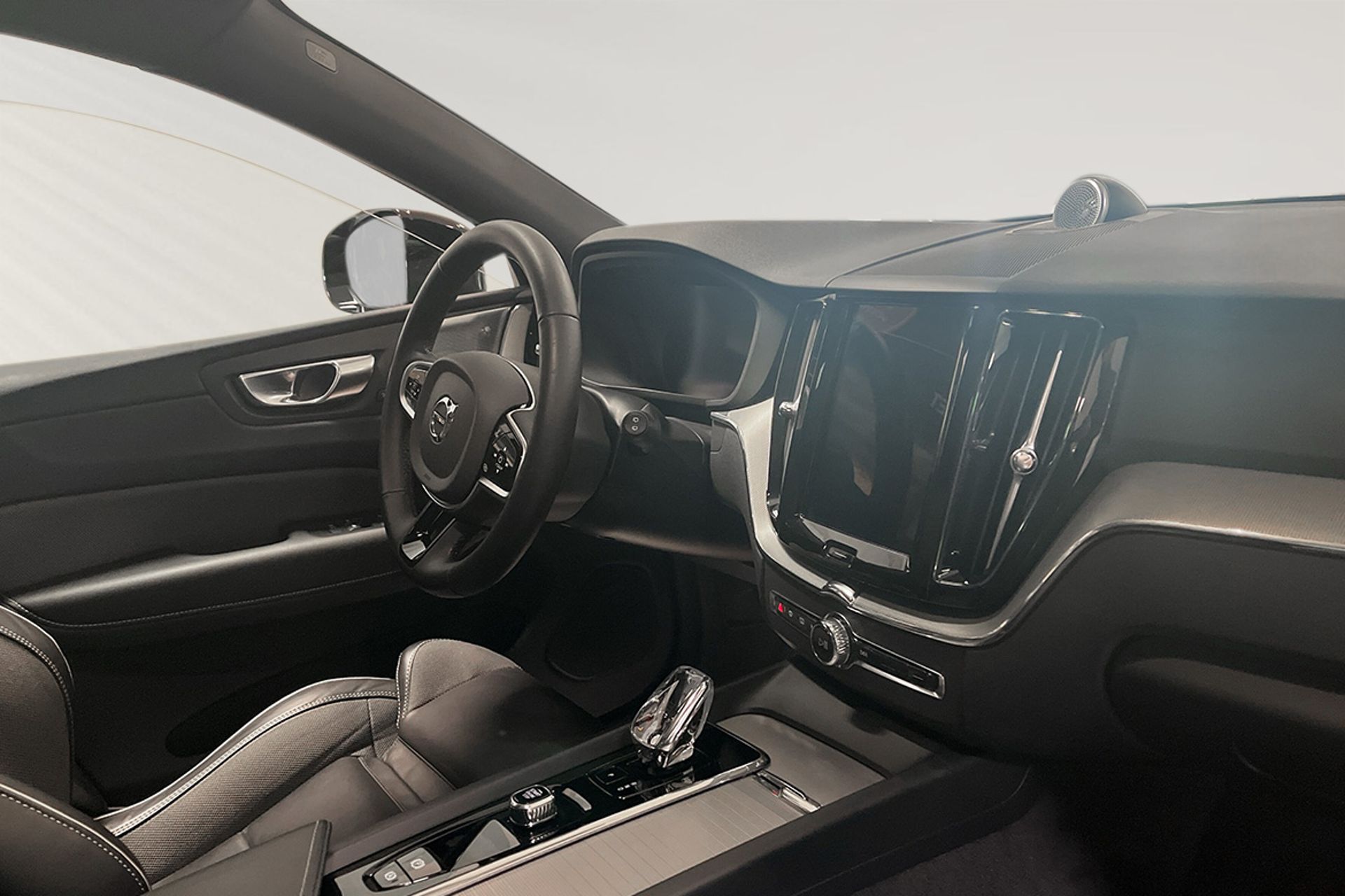 Volvo XC60 T8 Plus Dark 2025, photo 6/7