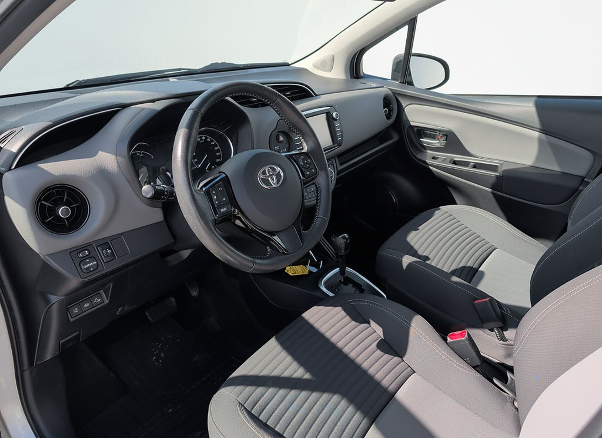 Toyota Yaris Hybrid e-CVT Active 2018, bild 2/6