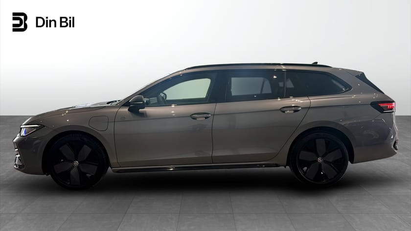 Bild 2 av Volkswagen Passat Variant eHybrid R-LINE 1.5 TSI 272 hk Drag/Värmare/Panoram
