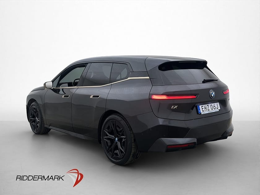 Bild 5 av BMW iX xDrive50 Sky B&W Luftfjädring Laser HUD 360° Drag