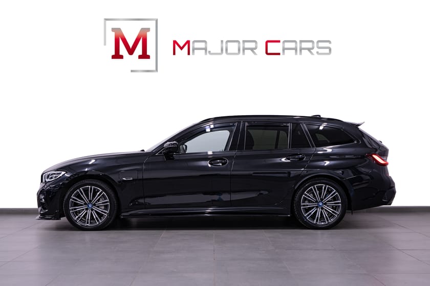 Bild 3 av BMW 330e xDrive Touring M Sport Cockpit Maxton Skinn Ambient M-Chassi