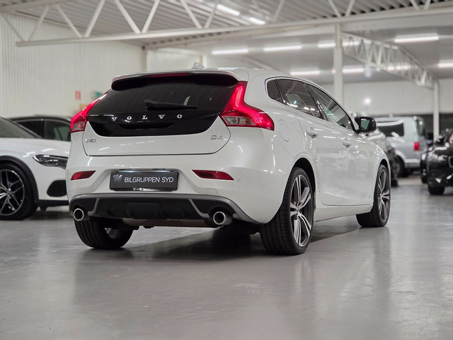 Volvo V40 D4 Your R-Design 2016, photo 7/10