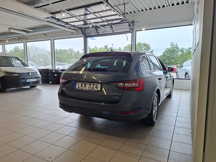 Bild 4 av Škoda Superb Kombi 2.0TDI 4x4 DSG L&K Drag Värmare Skinn