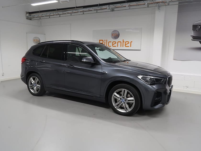 Bild 4 av BMW X1 xDrive25e M Sport V-Däck ingår HUD-Skinn-Drag-Kamera-BT