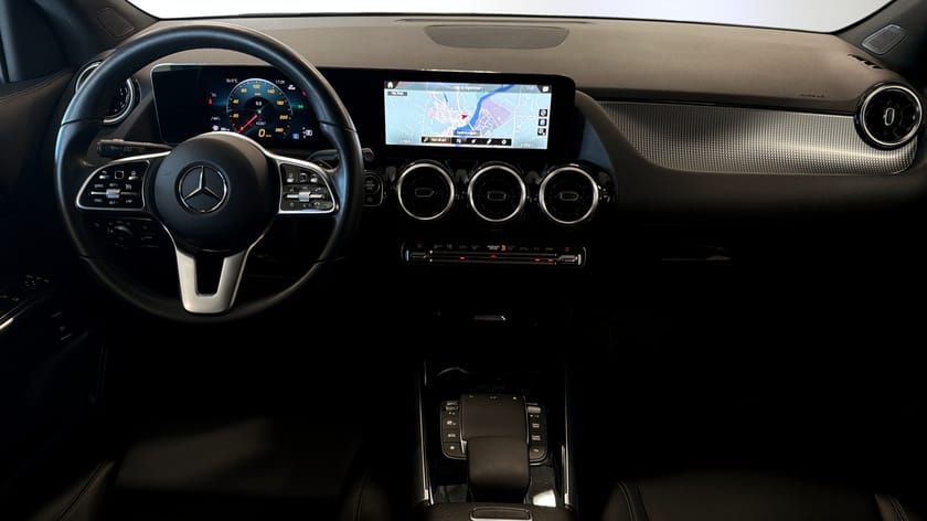Bild 4 av Mercedes-Benz GLA 200 SE Edition Drag Navi