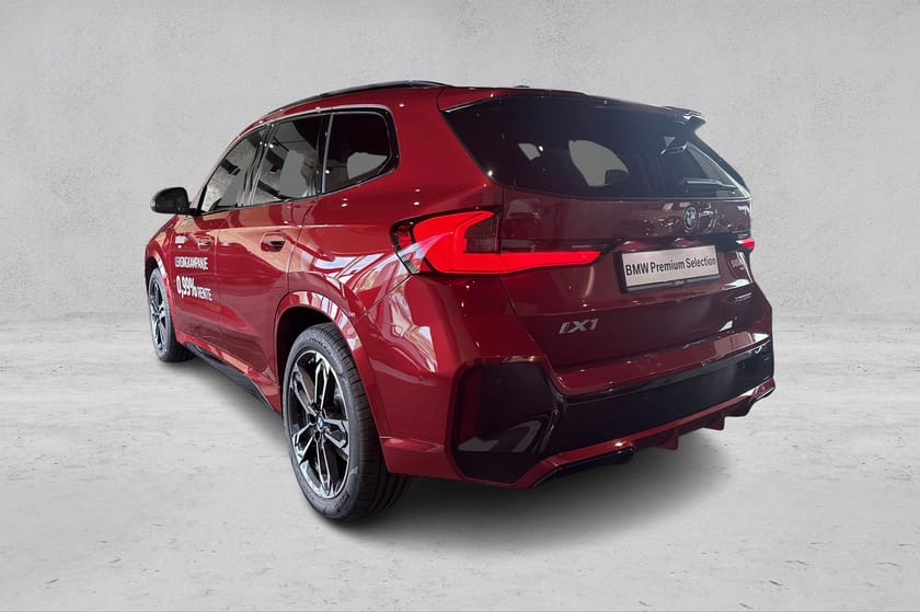 Bilde 3 av BMW iX1 xDrive30 Fully Charged M-SPORT PANO 19" SORT GRILL