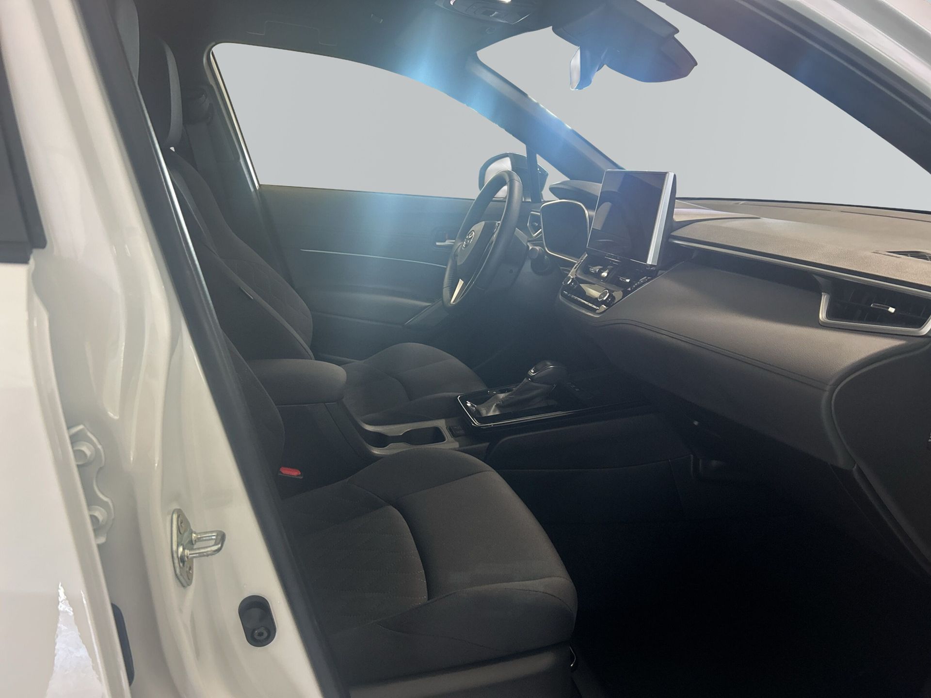 Toyota Corolla Cross Hybrid AWD-i 2026, bild 6/16