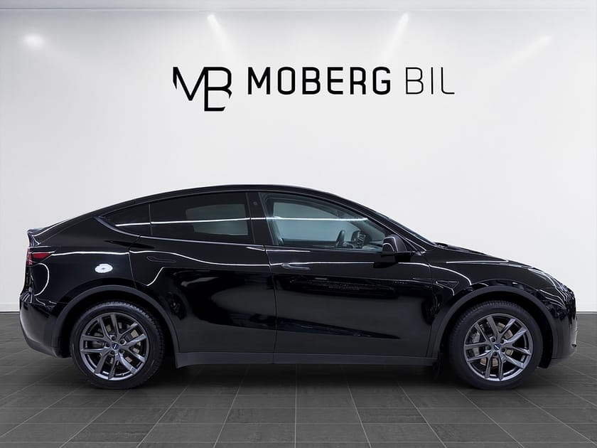 Bild 4 av Tesla Model Y Standard Range RWD 299hk Pano Drag B-kamera
