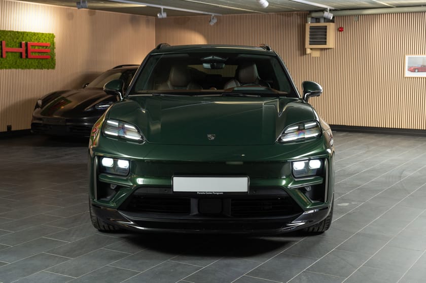 Bilde 2 av Porsche Macan Turbo Rear-axel/Panorama/22"/HUD/Passasjerskjerm/18-vei