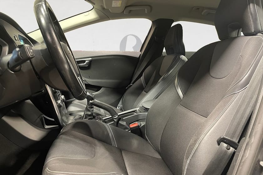 Bild 3 av Volvo V40 D2 115 HK NAVI PDC KAMREM BYTT 0.31L/MIL 1103KR/ÅR 16"