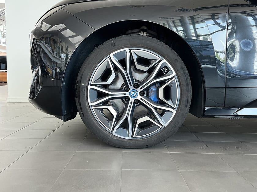 Bild 4 av BMW iX xDrive40 M Sport Innovation 22" Drag Rattvärme H/K