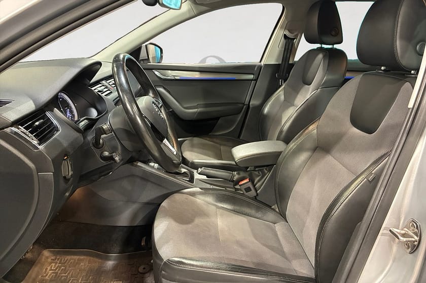 Bild 3 av Škoda Octavia Kombi 2.0 TDI 150 HK DSG AWD DRAG D-VÄRM B-KAMERA 18"