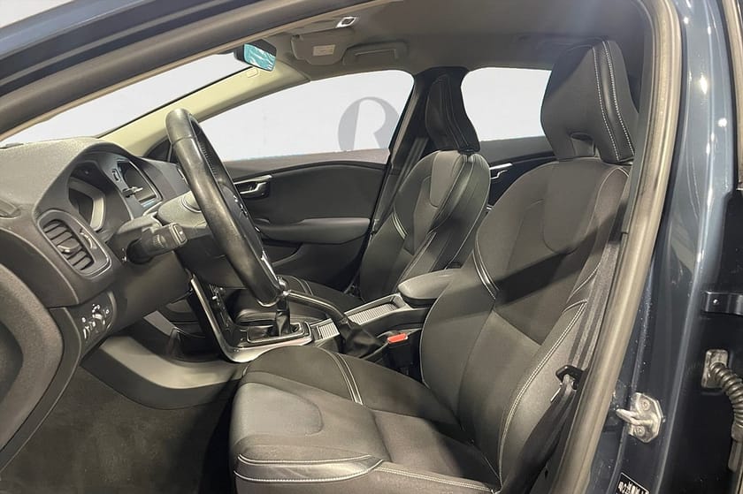 Bild 3 av Volvo V40 D3 150 HK MOMENTUM D-VÄRM PDC VOC KAMREM BYTT 0.35L/MIL