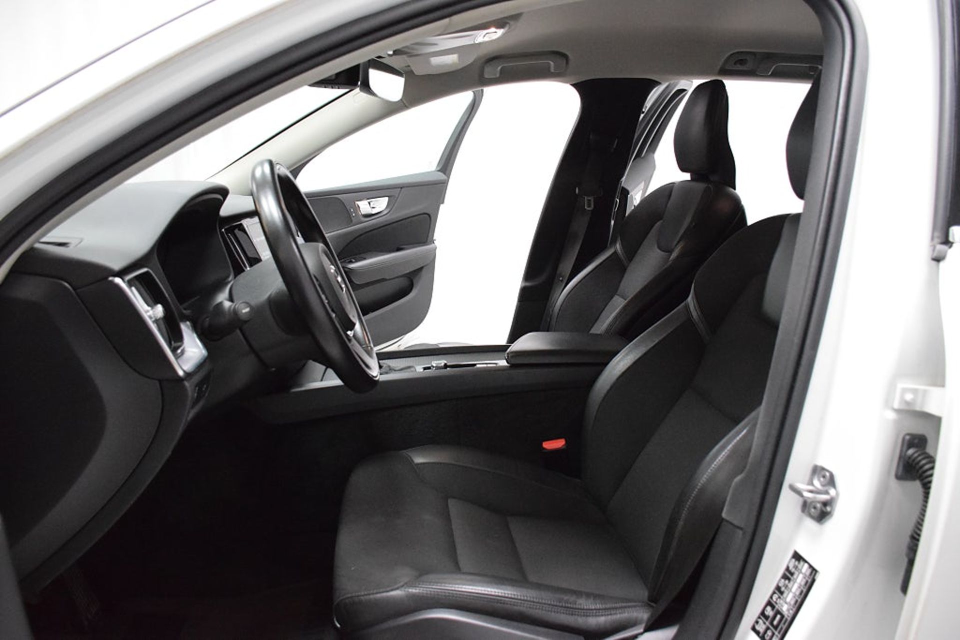 Volvo V60 D3 AWD Geartronic Momentum 2020, bild 2/10