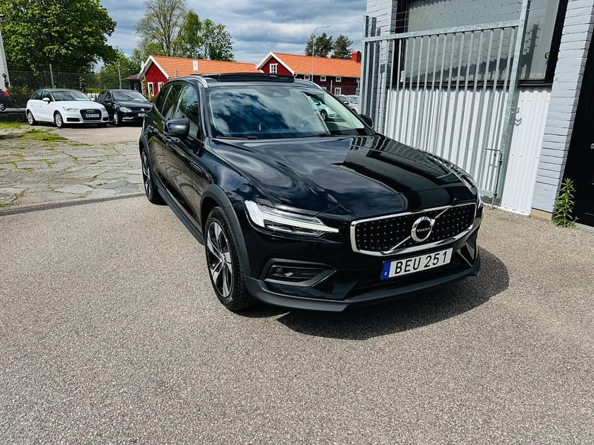 Bild 1 av Volvo V60 Cross Country D4 190HK AWD AUTOMAT / PANORAMA / DRAG / VÄRMARE