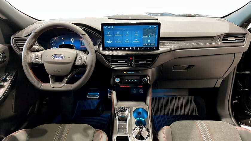 Bild 4 av Ford Kuga Plug-In Hybrid ST-LINE X Black Edition DEMO 243hk | Dragkrok |