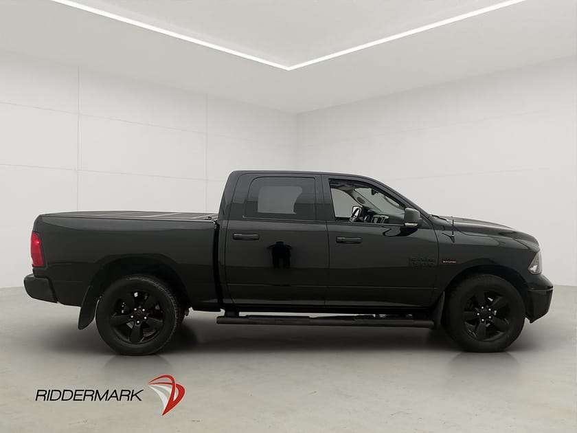 Bild 2 av RAM 1500 Crew Cab Dodge Classic Night V8 4x4 Dragkrok Alpine Taklucka Moms