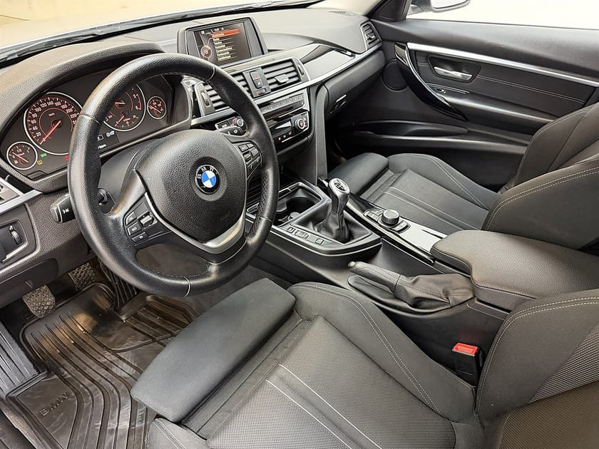 Bild 4 av BMW 318d xDrive Touring 318 150hk Sport line Dragkrok FIN