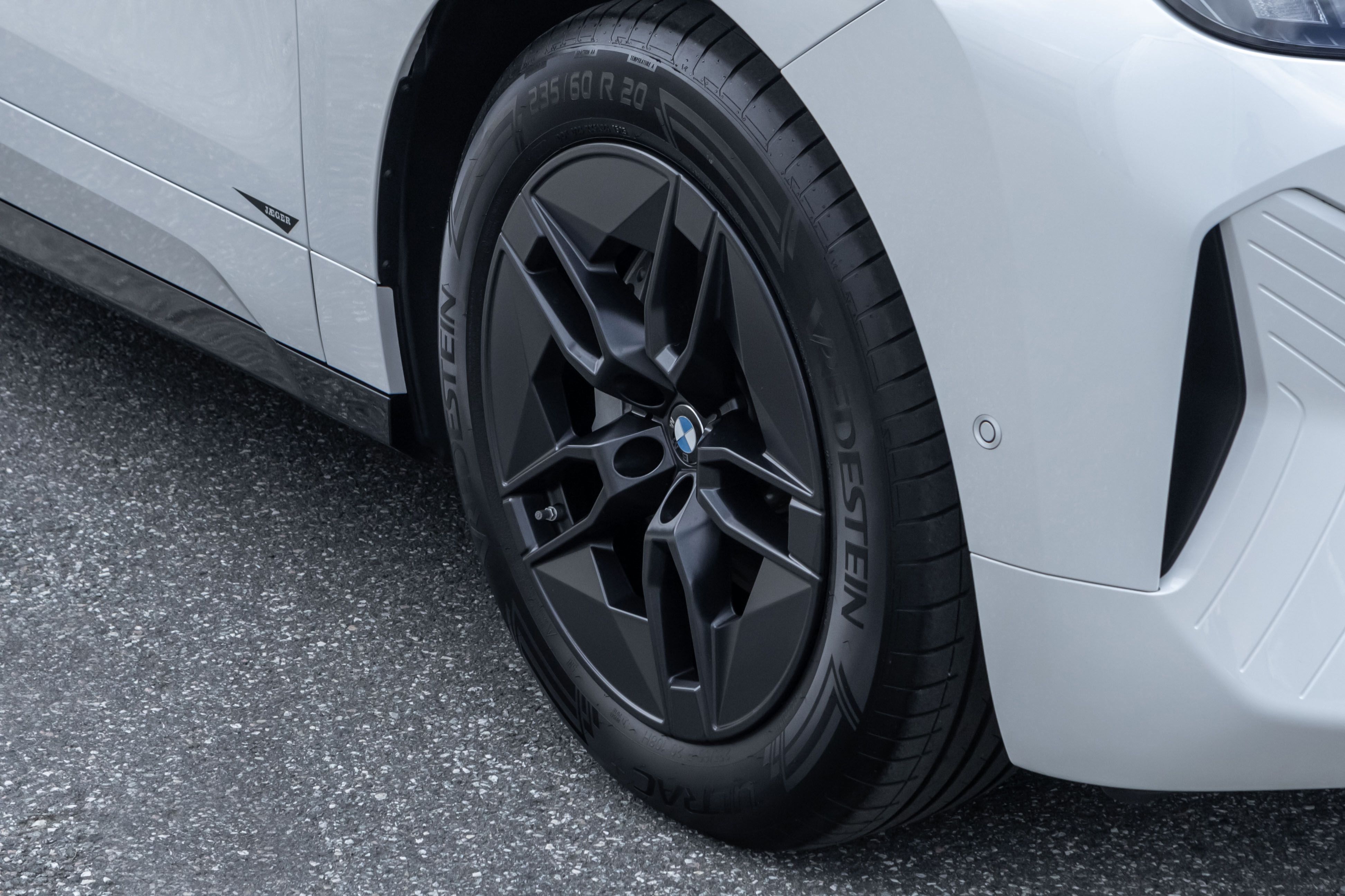 BMW iX xDrive60, 544hp, 2025