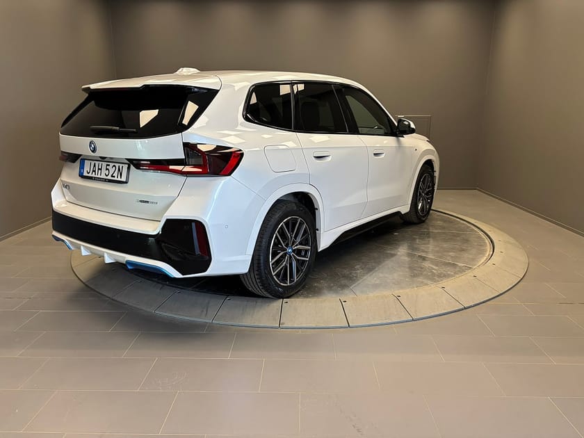 Bild 2 av BMW iX1 xDrive30 M Sport, Harman Kardon, Panoramatak