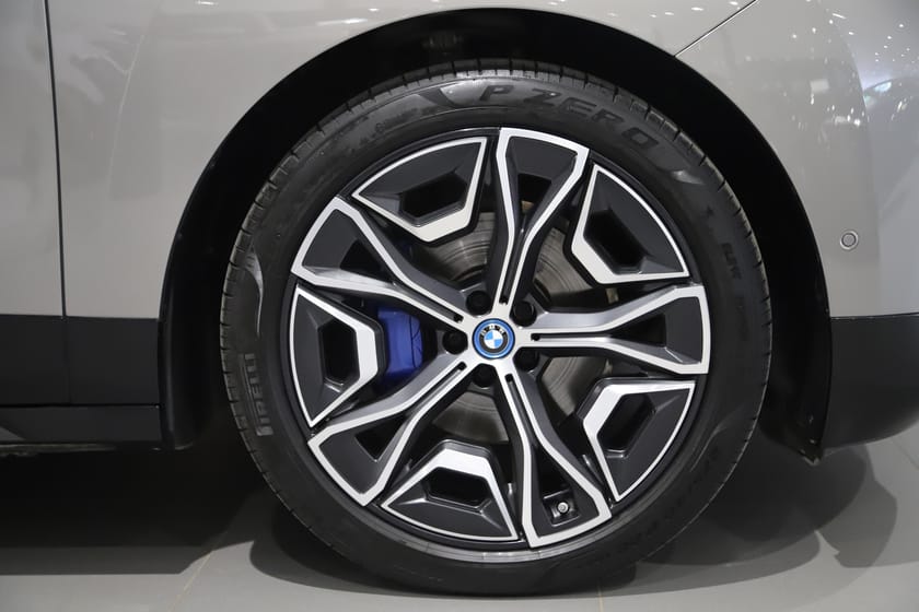 Bild 4 av BMW iX xDrive50 xDrive 50 / 22" / B&W / PANO / Massage