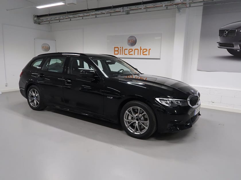 Bild 4 av BMW 330e Touring Sport line V-Däck ingår Drag-Navi-CarPlay-Rattv