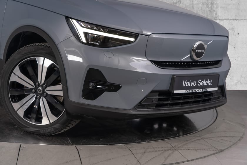 Bilde 2 av Volvo XC40 Recharge Twin motor Plus 408 hk. Varmepumpe/VOC/Krok/Induktiv lader