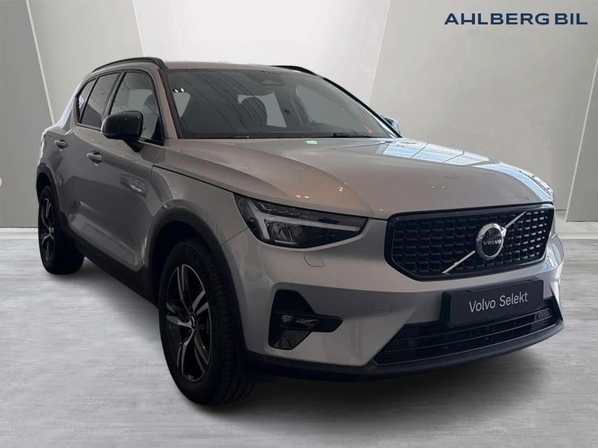 Bild 1 av Volvo XC40 B3 FWD Bensin Plus Dark. Backkamera, Navi, Adaptiv farthållare,  Programmerbar bränslevärm,  Rattvärme