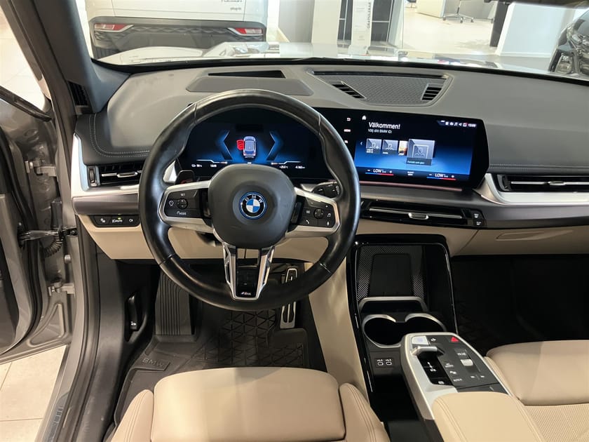 Bild 2 av BMW iX1 xDrive30 M Sport Drag Innovation 360 DAP Pano Elstol H K Travel Komfort Rattvärme Heljusass