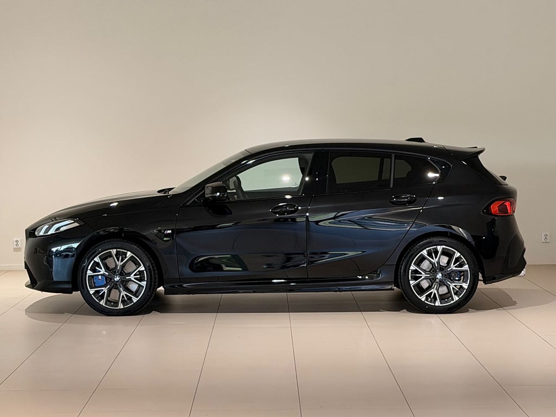 BMW M135 i xDrive 2027, bild 2/10