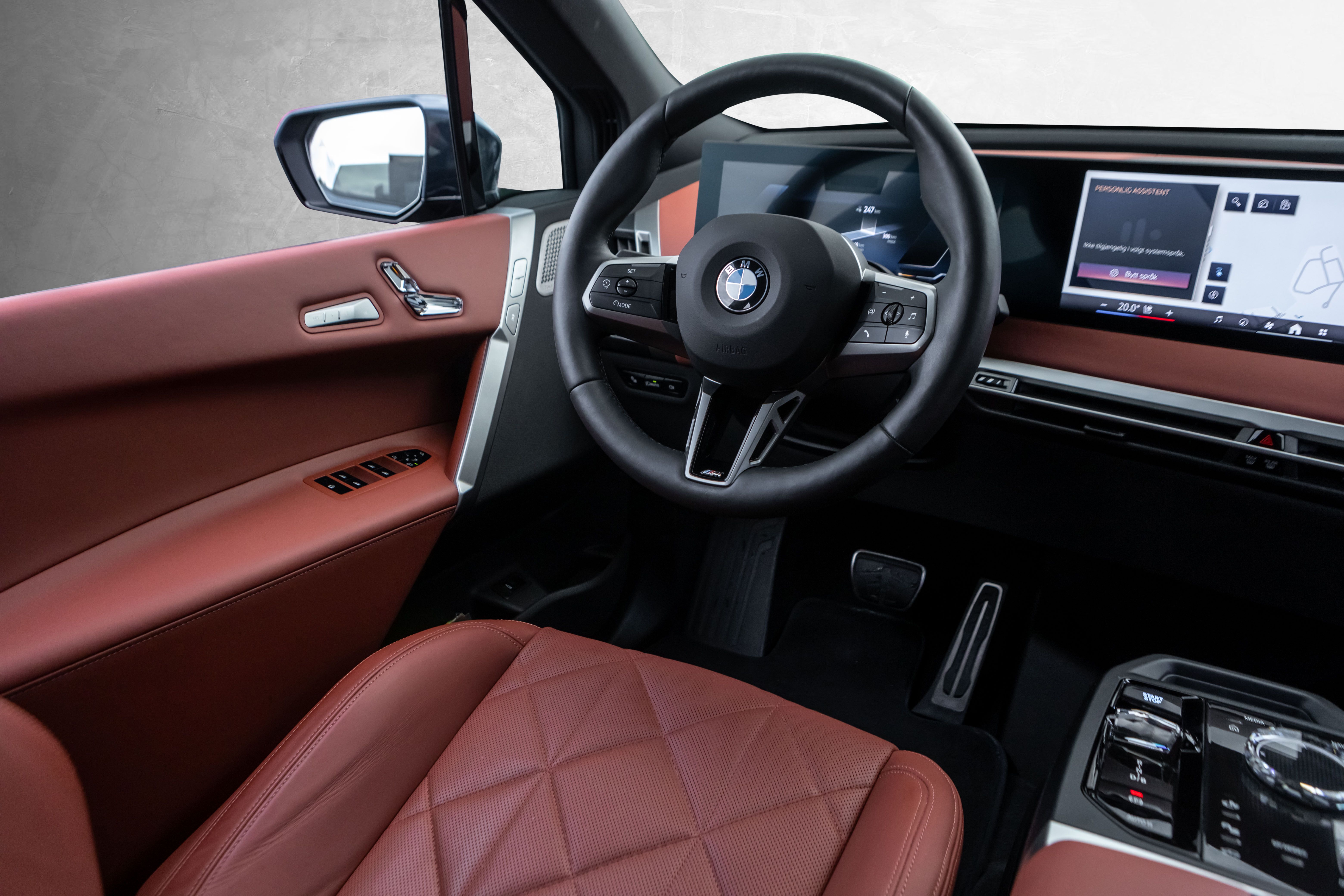 BMW iX xDrive60, 544hp, 2025