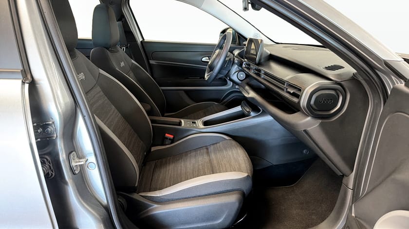 Bild 3 av Jeep Avenger e-Hybrid Longitude MHEV / Farthållare / CarPlay