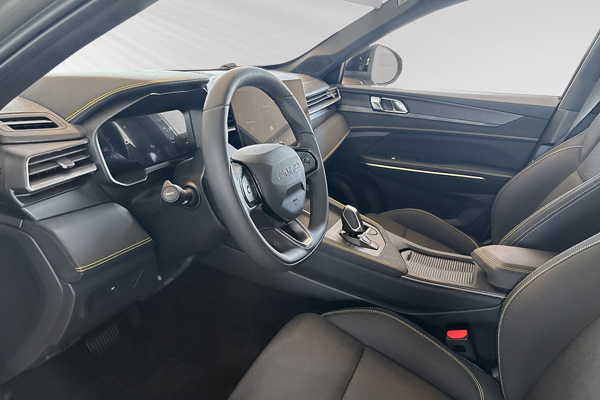 Lynk & Co 01 PHEV 2025, photo 6/10