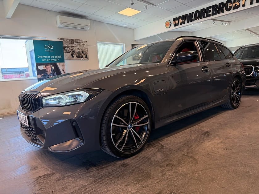 Bild 2 av BMW 330e xDrive Touring M Sport Pro HUD Pano Drag Kolfiber UNIK