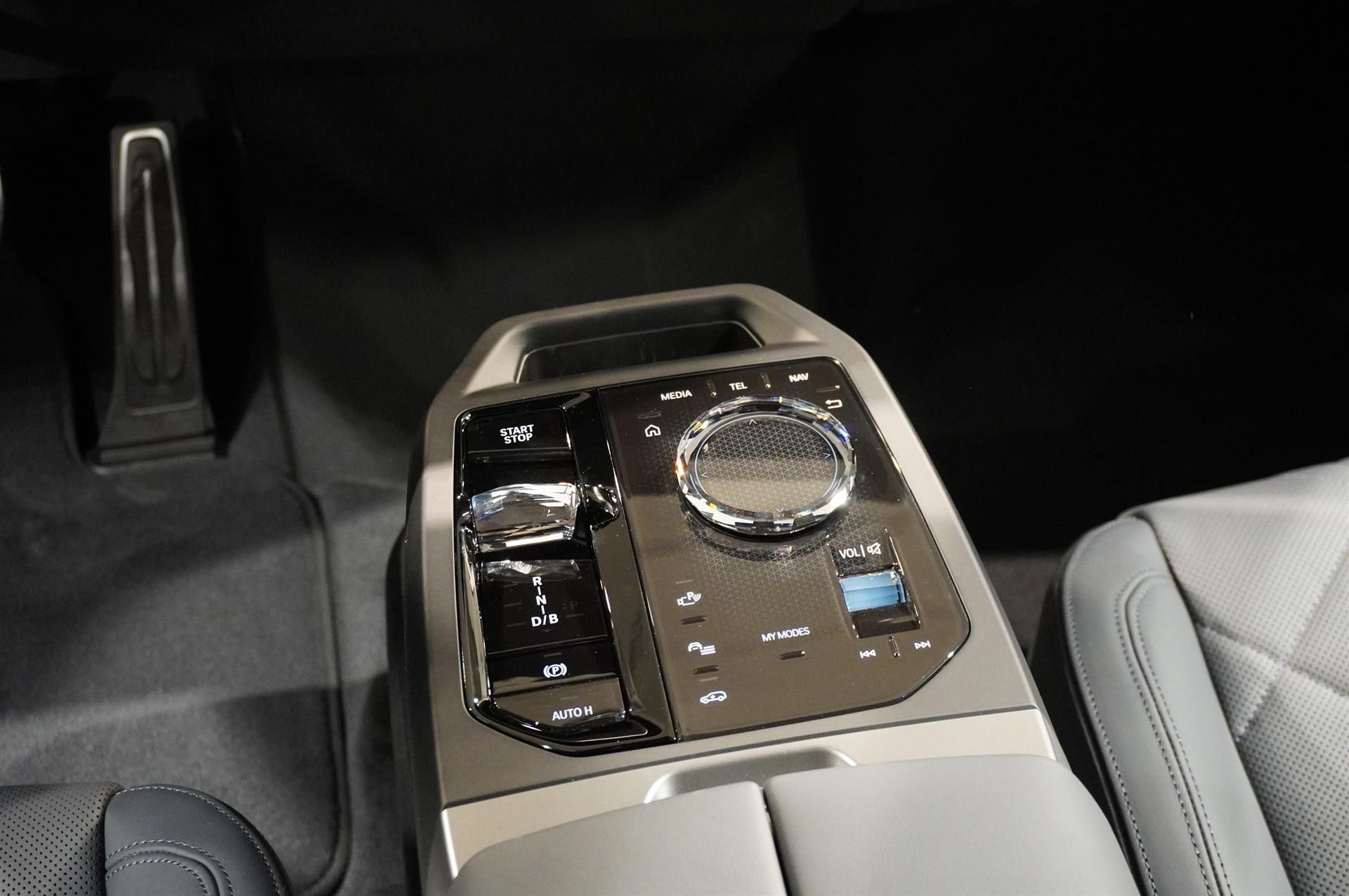 BMW iX xDrive60, 544ps, 2026