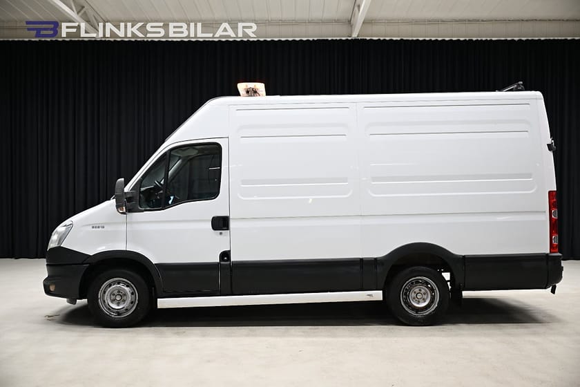 Bild 2 av Iveco Daily 35S13 Skåpbil 126HK Servicebil|Inredd|Drag|Värmare|3.5ton-dragvikt