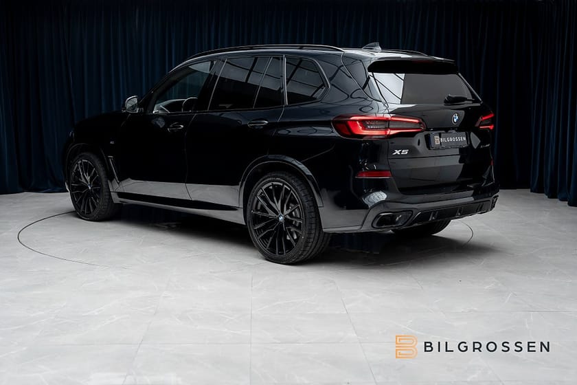 Bild 3 av BMW X5 xDrive40d M Sport Sky Lounge HUD 360 Kolfiber MOMS