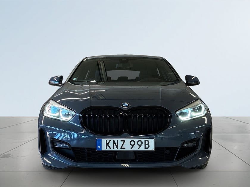 Bild 2 av BMW 118i M Sport Mvärme Rattvärme Ambient light S&V-däck