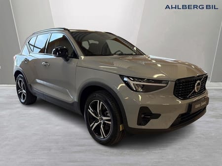 Volvo XC40 B3 FWD Bensin Plus Dark, Klimatpaket, Förarstödspaket, Tonade rutor, Elmanövrerade stolar fram, Dragkrok halvautomatisk