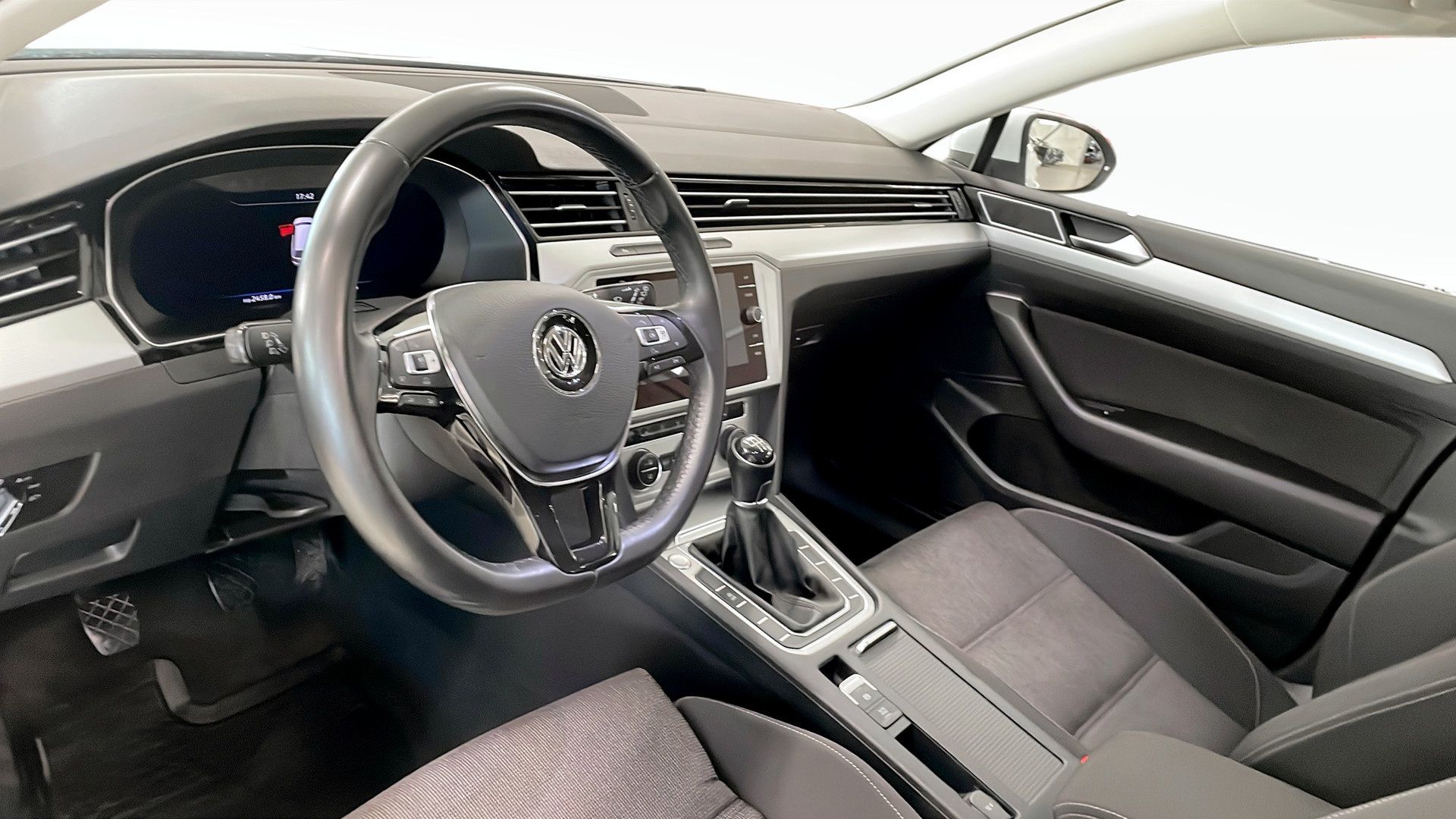 Volkswagen Passat 2018, kuva 7/10