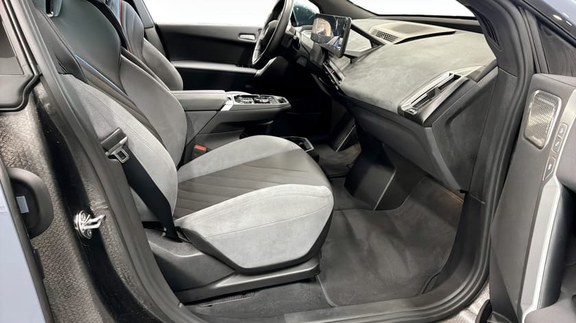 Bild 3 av BMW iX xDrive60 M Sport Soft Close Pano Sky B&W Ventilerade