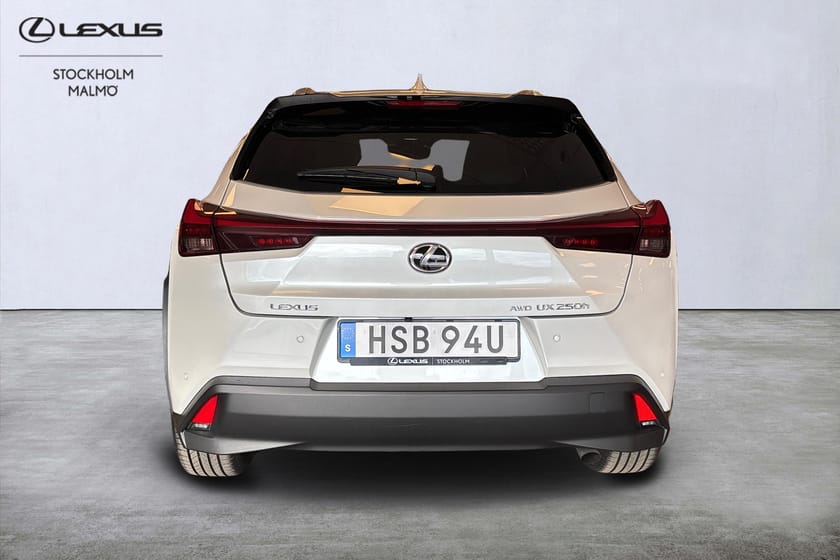 Bild 4 av Lexus UX 250h E-Four Premium Tek AWD T-lucka, Adpt-farthållare B-kamera Carplay