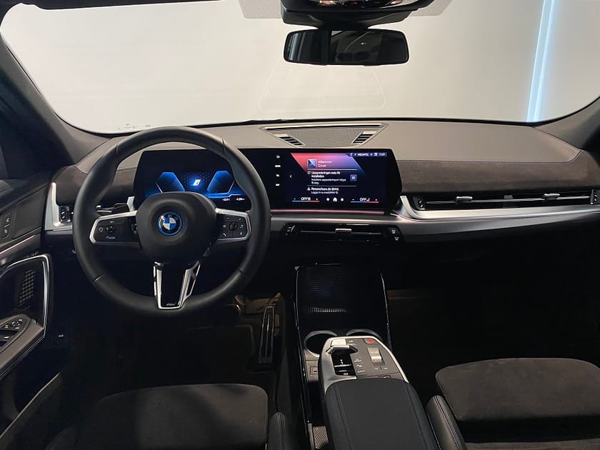 Bild 3 av BMW iX2 xDrive30 M Sport Parkeringsassistans Drag
