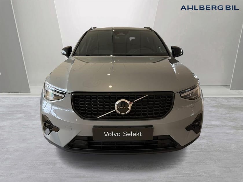Bild 4 av Volvo XC40 B3 FWD Bensin Plus Dark, Klimatpaket, Förarstödpaket, Dragkrok Halvautomatisk, Parkeringskamera Bak, Google Maps