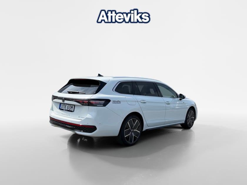 Bild 3 av Volkswagen Passat Variant eHybrid R-Line 272hk *Pano/Drag/Keyless/P.Värm*