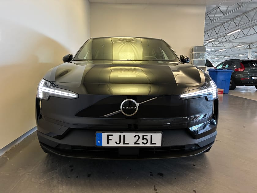 Bild 2 av Volvo EX30 Twin Motor Performance Plus / Keyless / BLIS / Backkamera / Harman/Kardon /