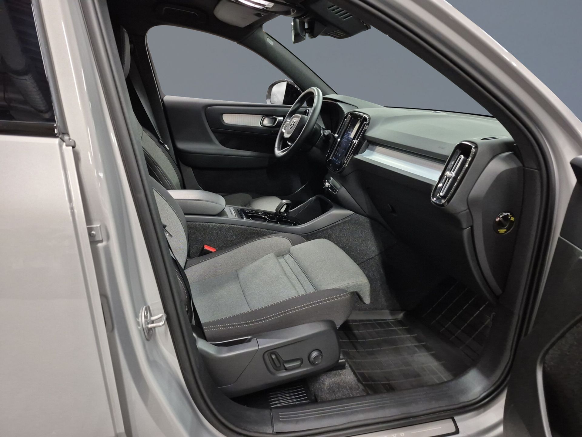Volvo XC40 B3 FWD Bensin Plus Dark 2025, bild 7/10