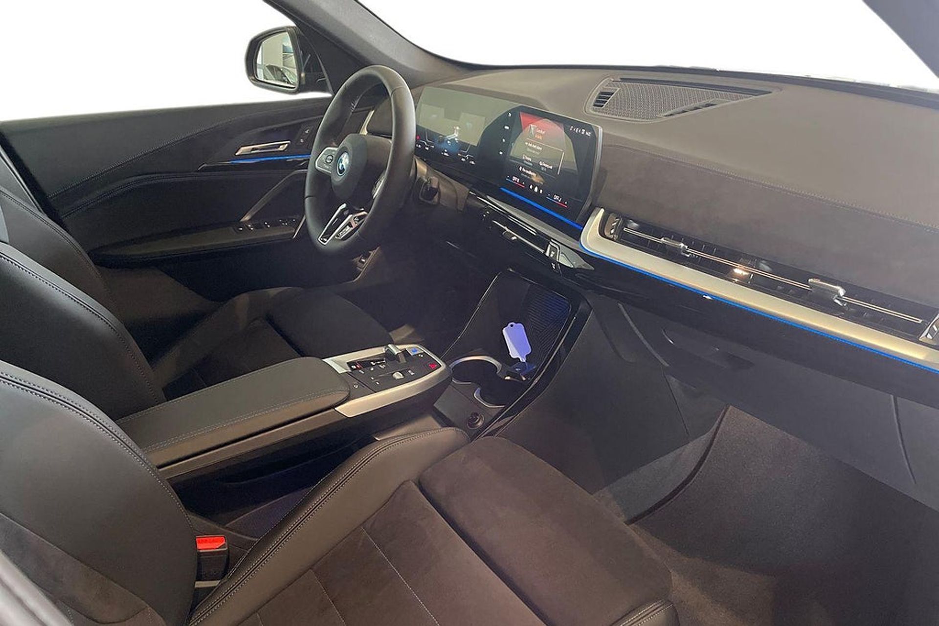 BMW iX1 eDrive 20 2026, photo 6/17