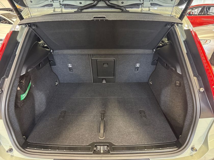 Bild 4 av Volvo XC40 B3 FWD Bensin Plus Dark, Klimatpaket, Förarstödpaket, Parkeringskamera Bak, Baklucka Elmanövrerad, Google Maps