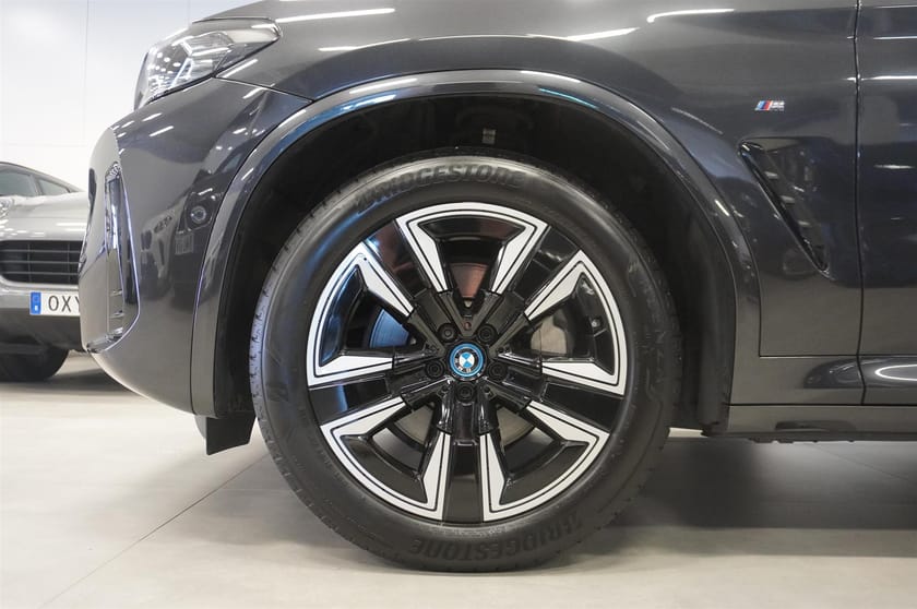 Bild 3 av BMW iX3 Charged M Sport Kamera Fartpilot Pro Rattv Rm